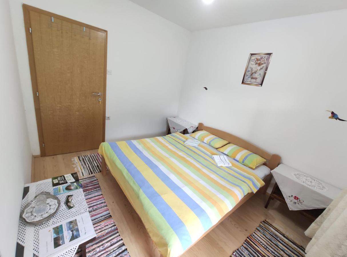 Privatni Smjestaj "Mratinje" Hostal Plužine Exterior foto
